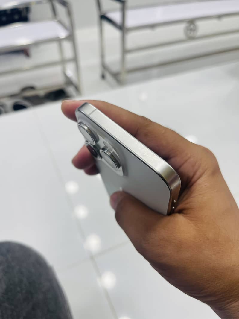 Apple iPhone 15 Pro Max 6