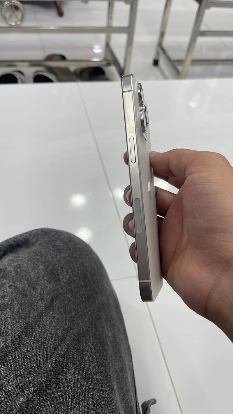 Apple iPhone 15 Pro Max 16