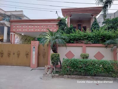 0321 86 10 688 Single story 20 Marla house with 3bedroom 1 drawing room 1 store with cupboard Big Tv lounge 2 grossy lawn 1 servent quarter 2 car garage