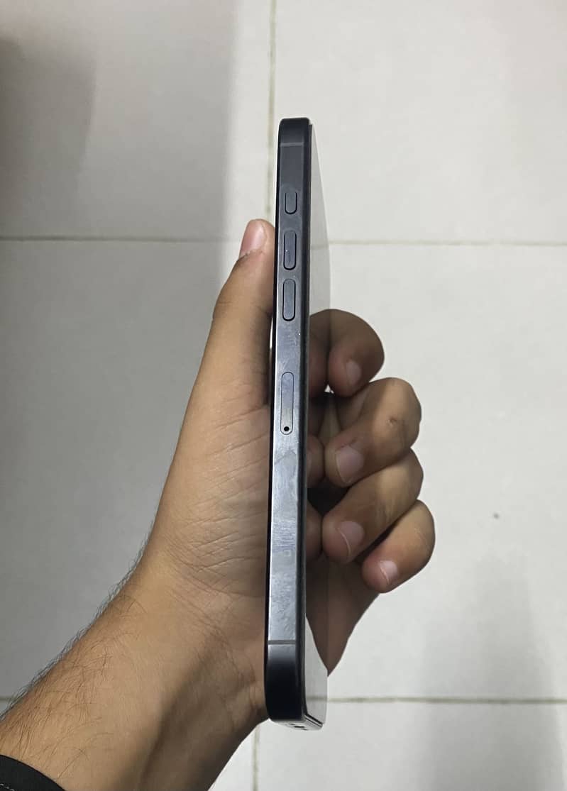 Apple iPhone 16 Pro Max 4