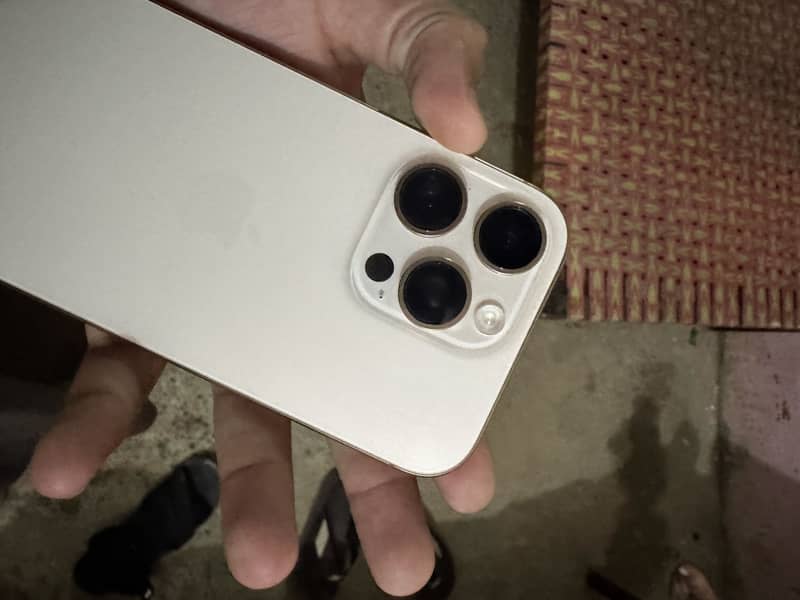 Apple iPhone 16 Pro 3