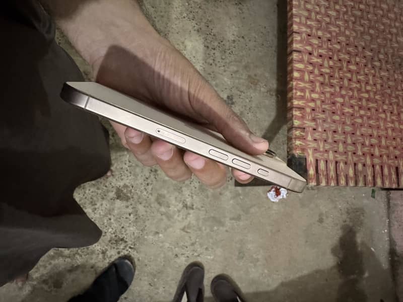 Apple iPhone 16 Pro 4