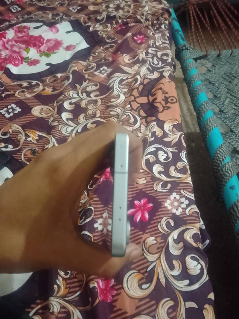 Samsung Mobile S24 fE 1