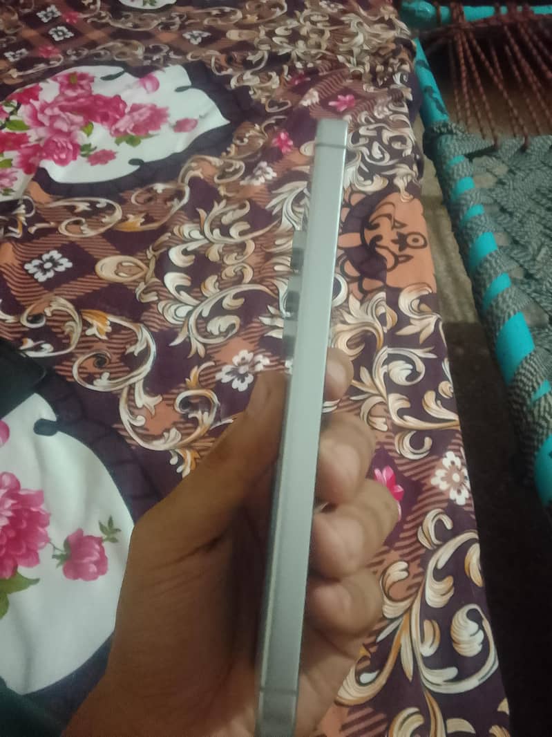 Samsung Mobile S24 fE 3