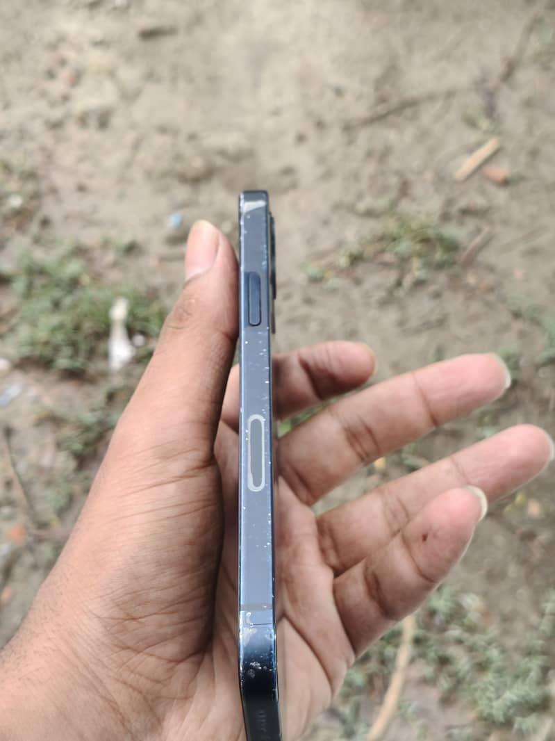 Apple iPhone 12 4