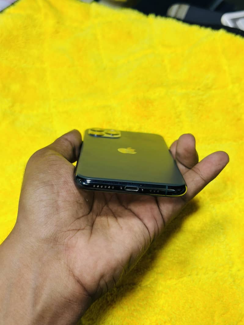 Apple iPhone 11 Pro 4