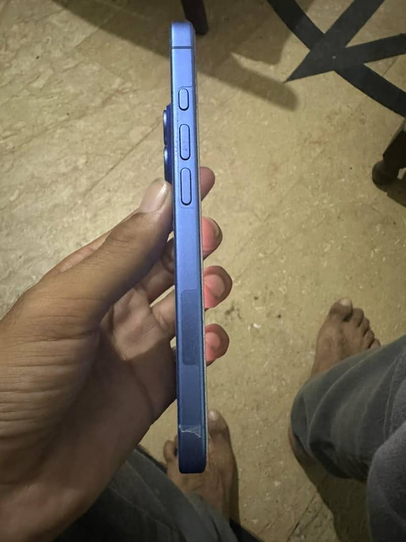 Apple iPhone 16 2