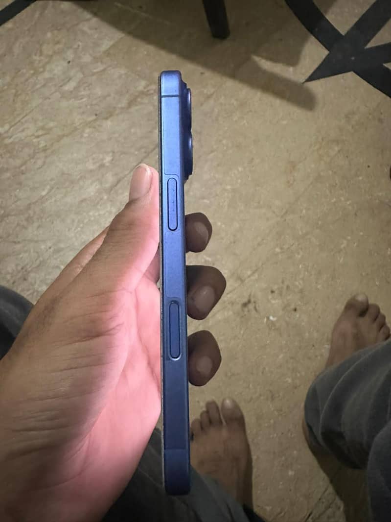 Apple iPhone 16 3
