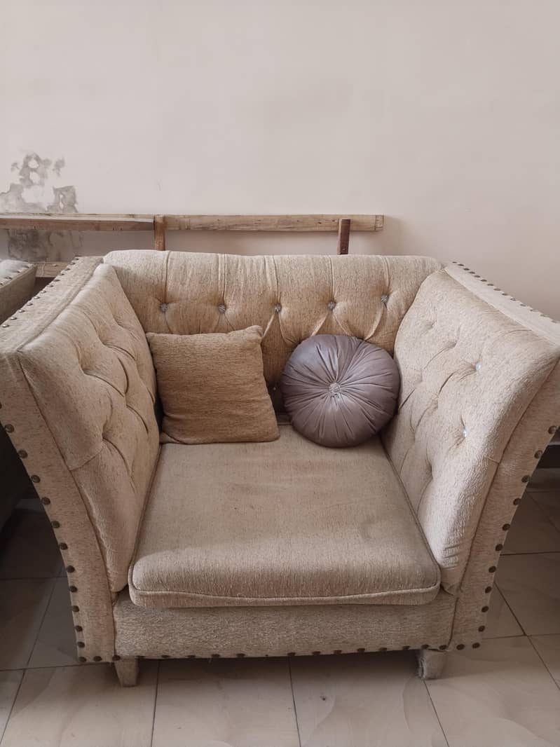 table and sofas 4