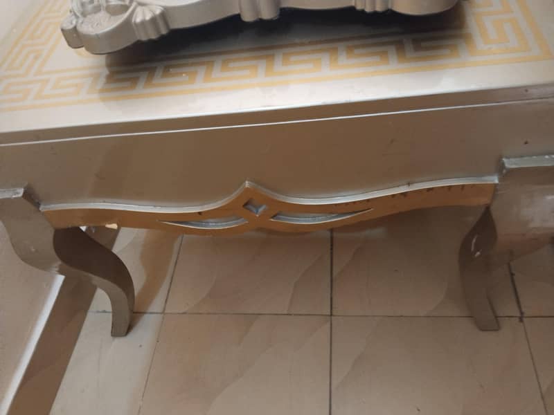 table and sofas 6