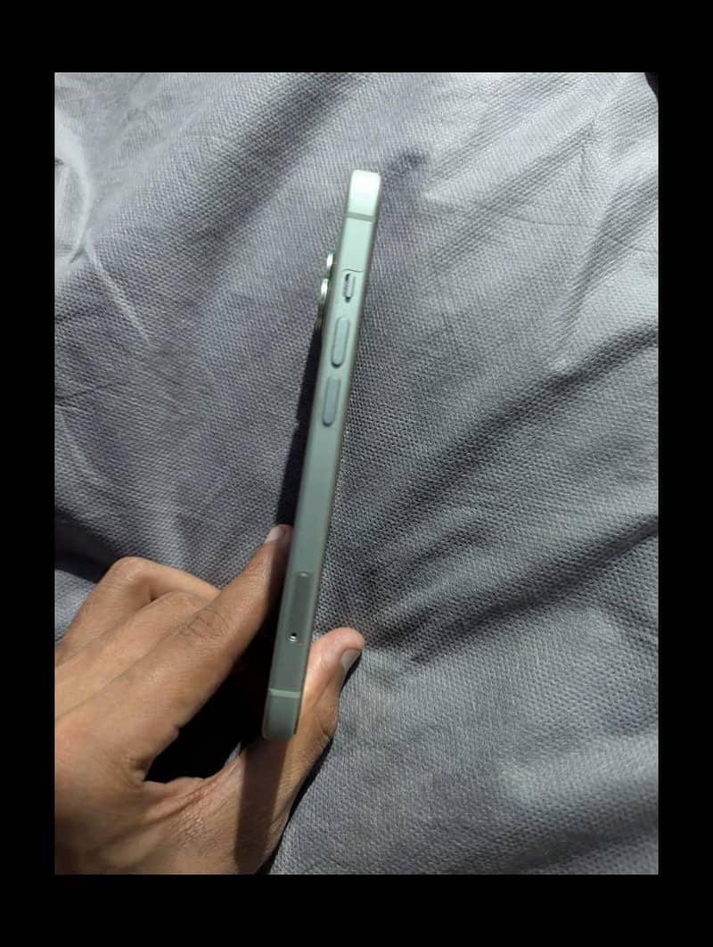 Apple iPhone 15 4
