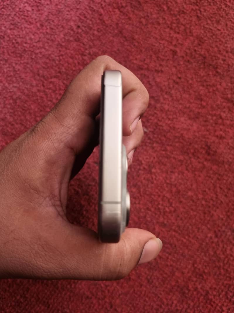 Apple iPhone 15 Pro Max 4