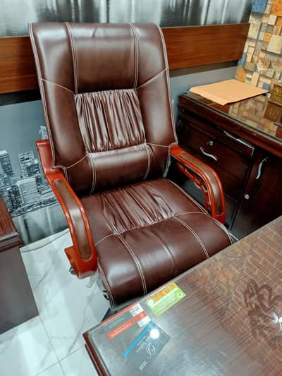 Office Furniture For Sale In Very Good Condition