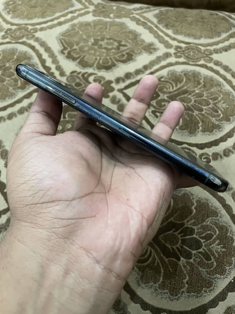 Apple iPhone 11 Pro Max 2