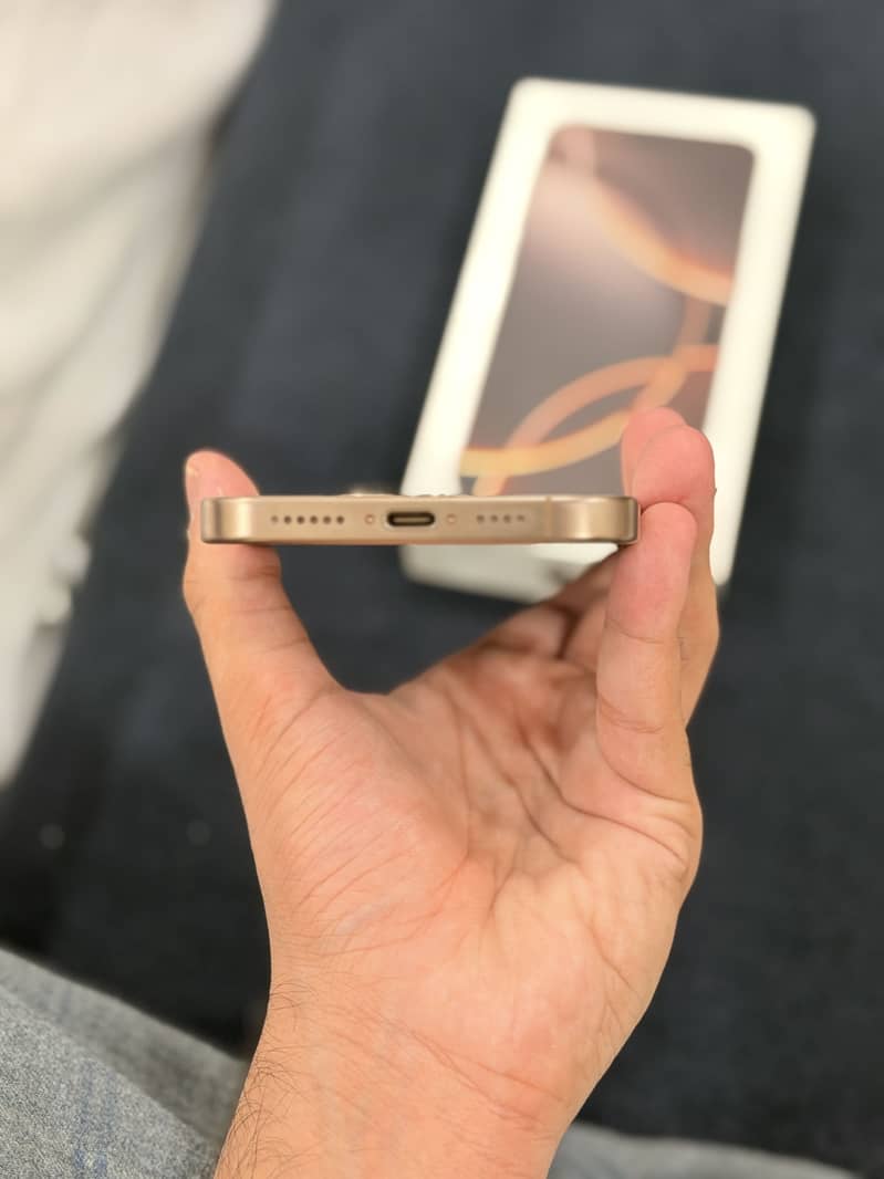 Apple iPhone 16 Pro Max 4
