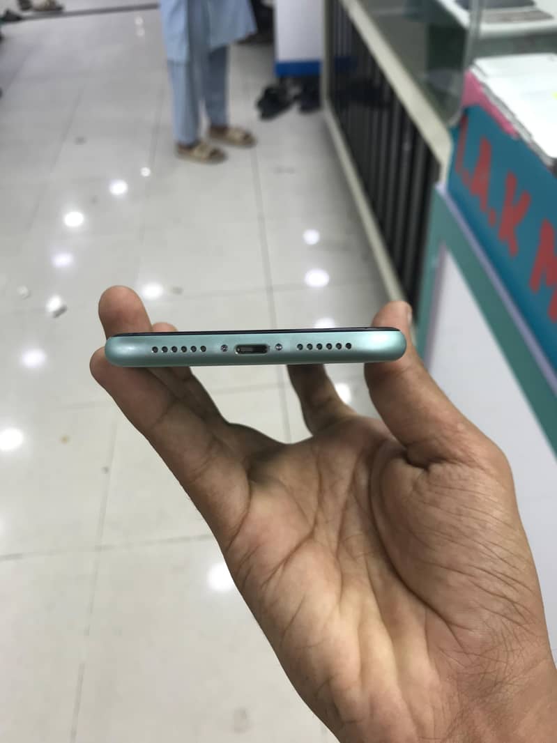 Apple iPhone 11 3