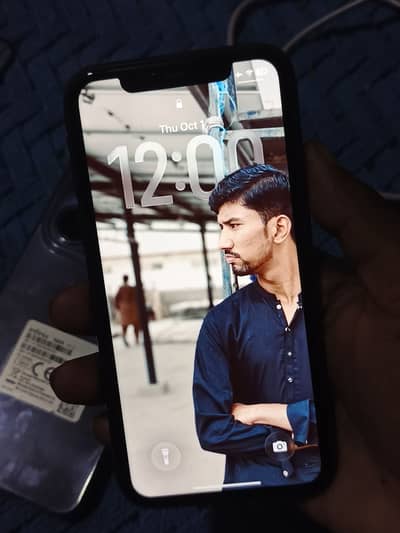 Apple iPhone 11.             WhatsApp 03431222330