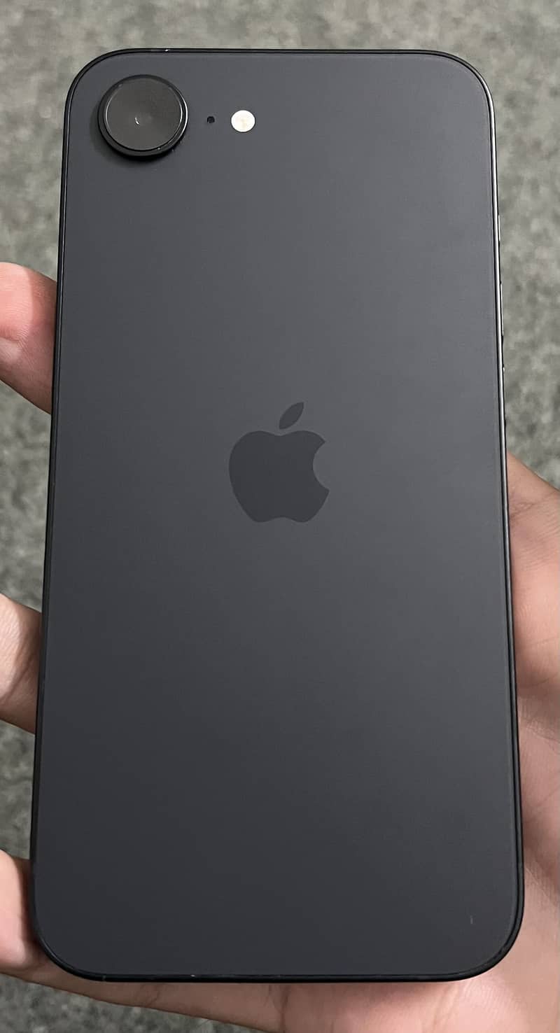 Apple iPhone 16e 0