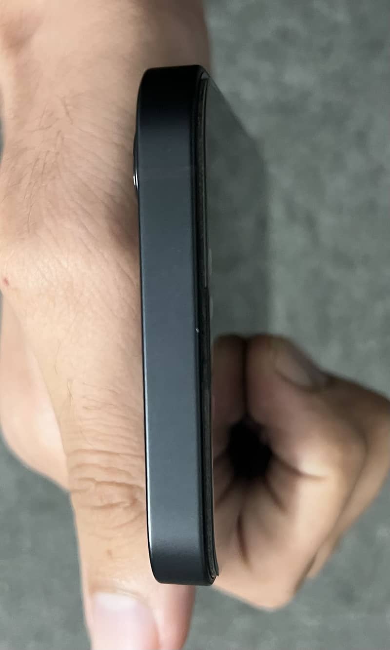 Apple iPhone 16e 2