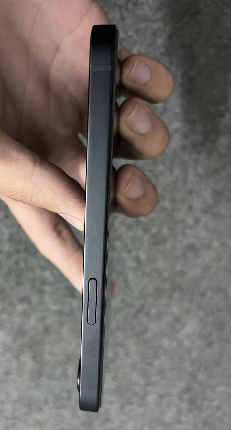 Apple iPhone 16e 3