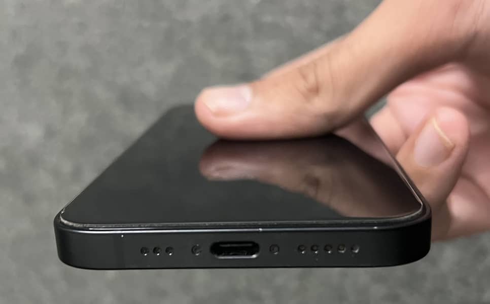 Apple iPhone 16e 4