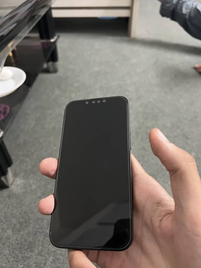 Apple iPhone 16e 5