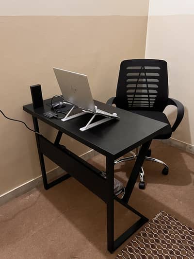 Executive Office table (Best for small home setups)
