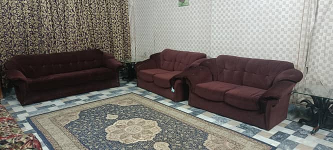 sofa set available for sale in in good condition