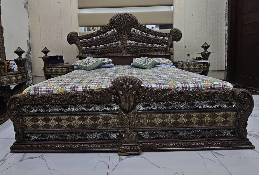 Good condition royal bed 0