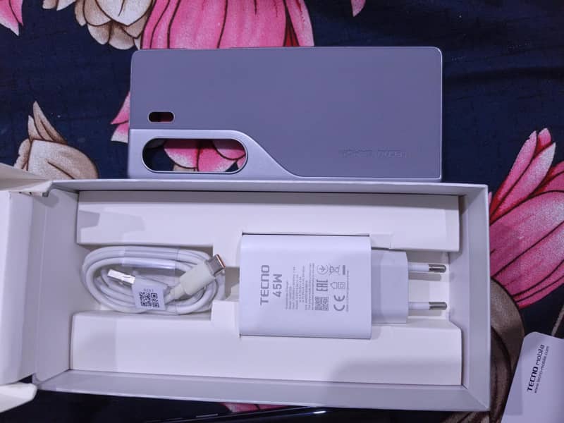 Tecno CAMON 40 Pro 4