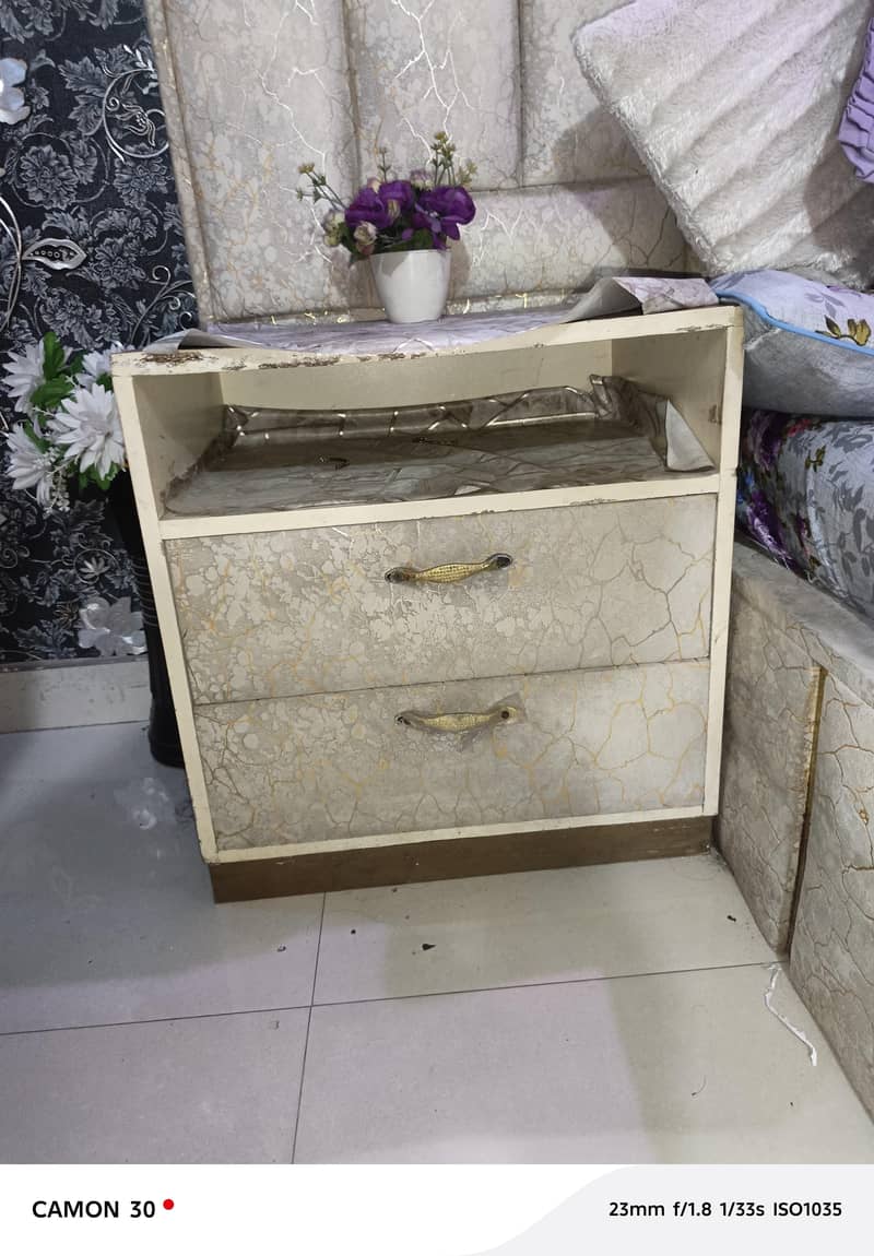 2 complete Bed set. . 1
