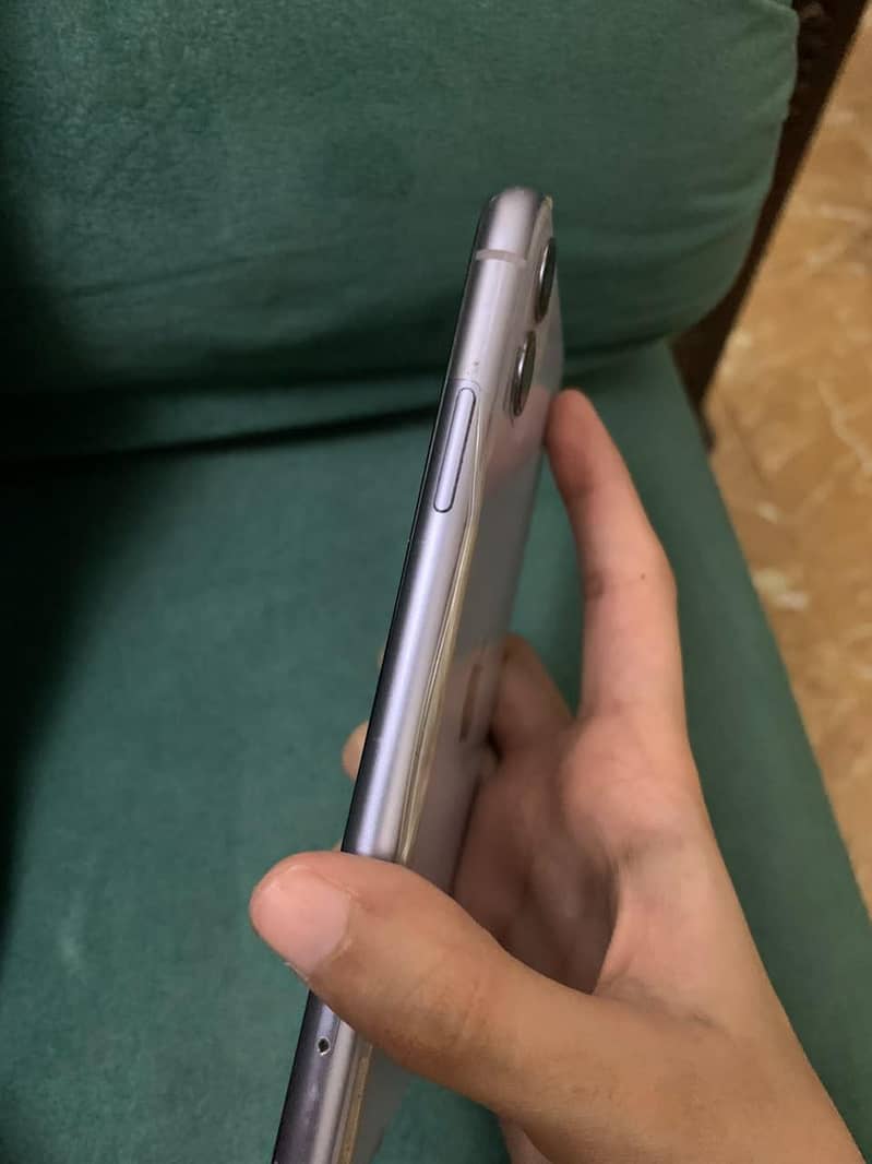 Apple iPhone 11 4