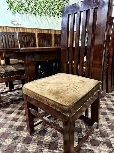 to sale brand New Dining Table with 6 Chaires.