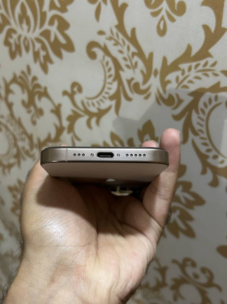 Apple iPhone 16 Pro 3