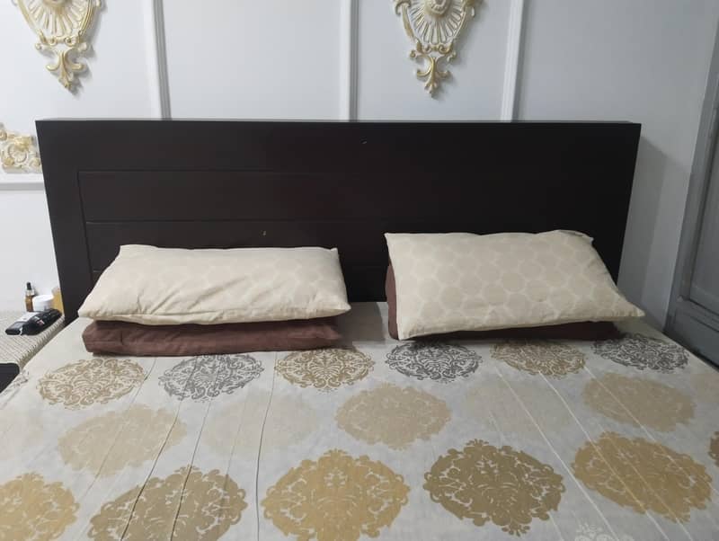 double bed  with 2 side tables 3