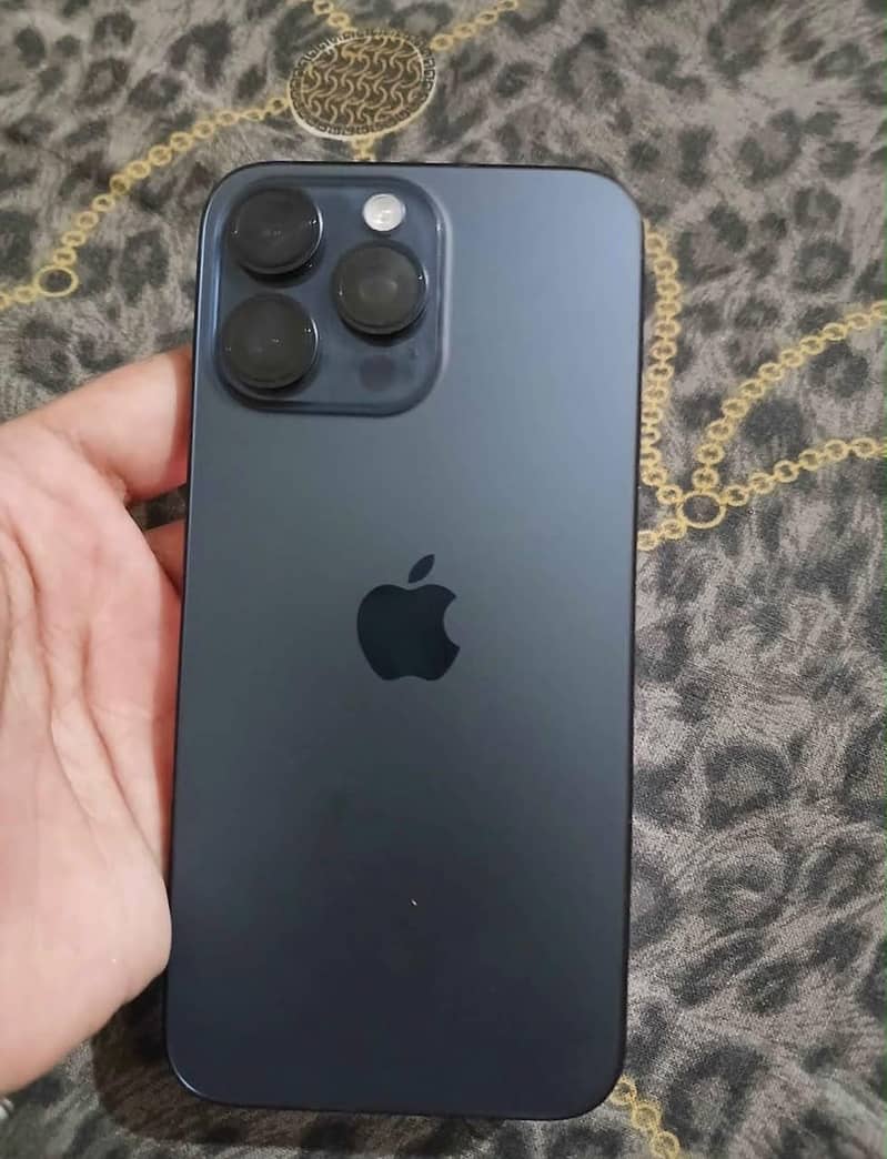 Apple iPhone 15 Pro Max 4