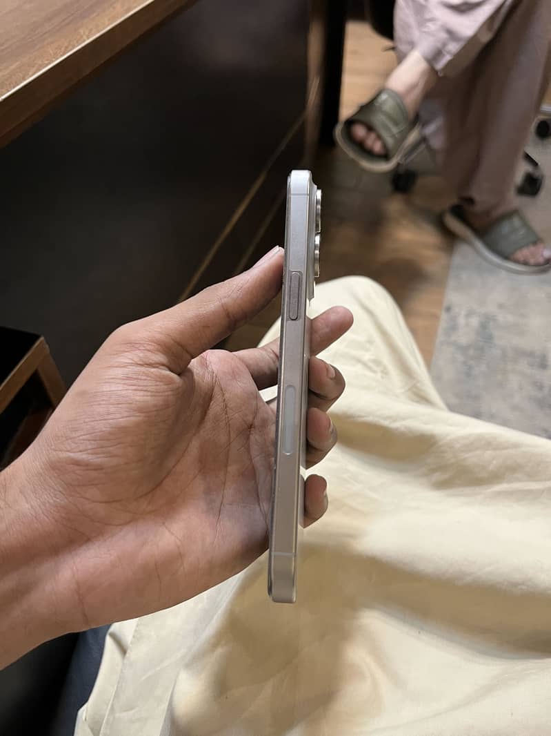Apple iPhone 15 Pro Max 4