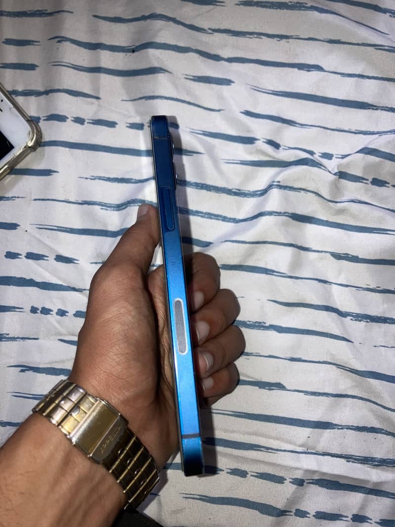 Apple iPhone 12 6