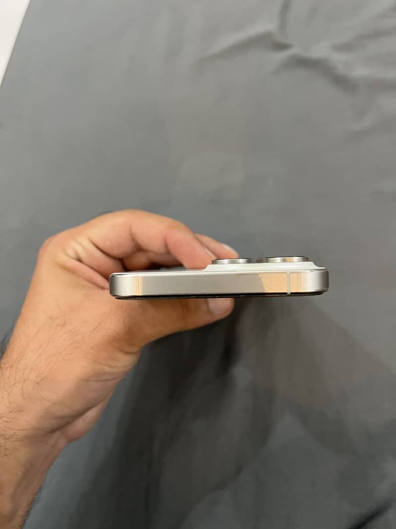 Apple iPhone 15 Pro Max 4