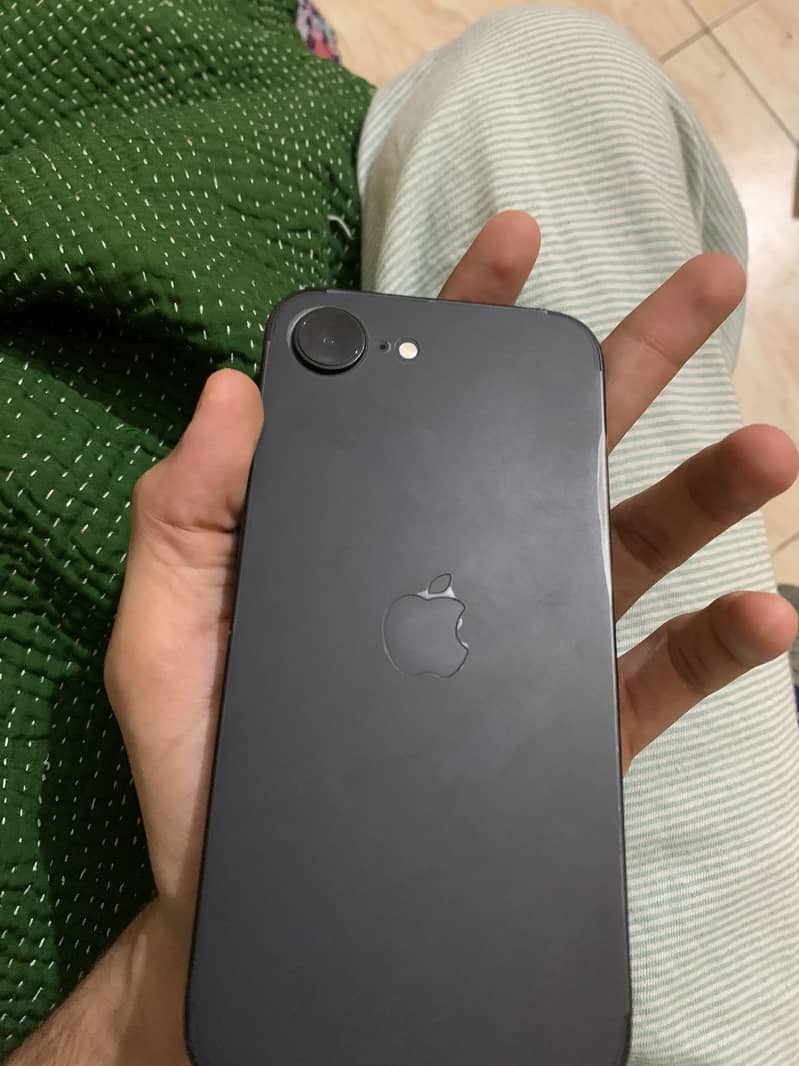 Apple iPhone 16e 0