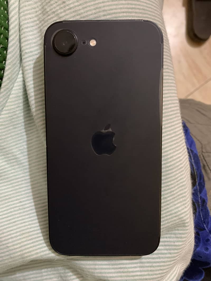 Apple iPhone 16e 1