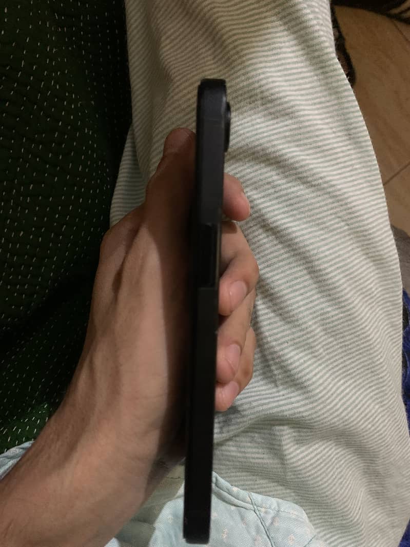 Apple iPhone 16e 3