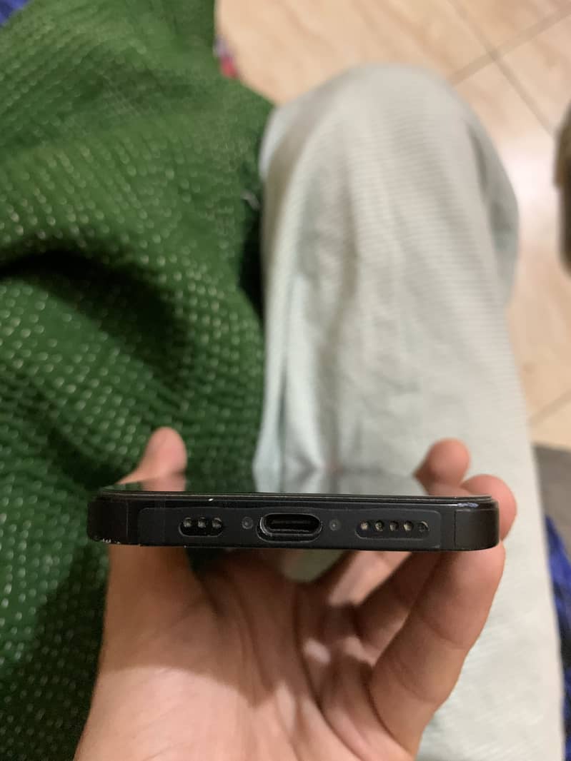Apple iPhone 16e 4