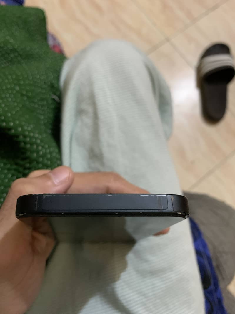 Apple iPhone 16e 6