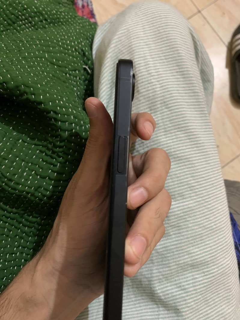 Apple iPhone 16e 7