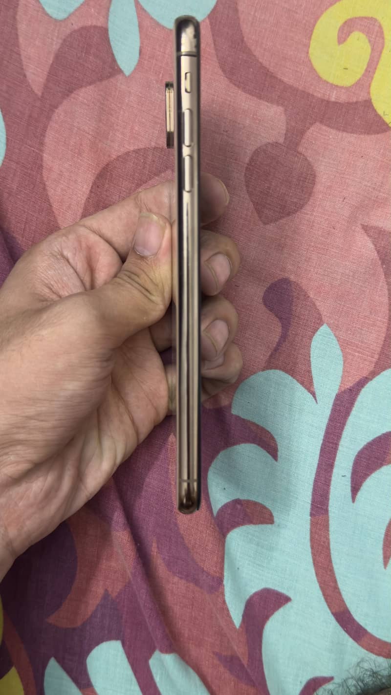 Apple iPhone XS Max 4