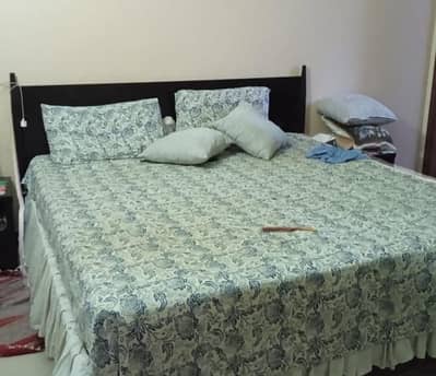 2 queen bed at throwaway prices