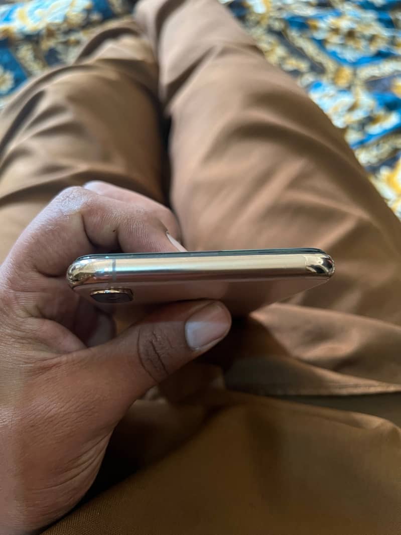 Apple iPhone XS Max 3