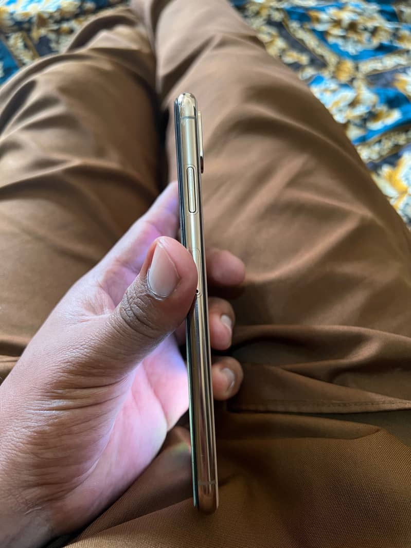 Apple iPhone XS Max 4