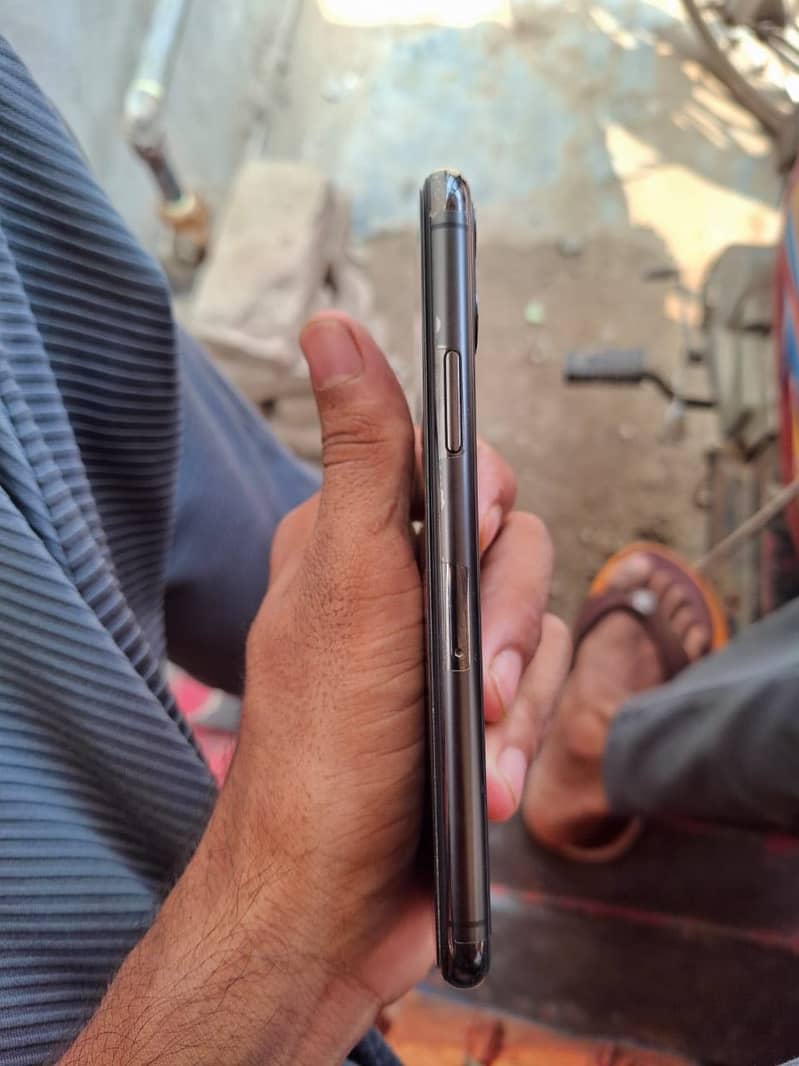 Apple iPhone 11 Pro 1